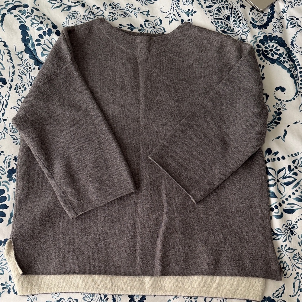 Women's Crew Neck Two-Tone Sweater - Gray and Cream
